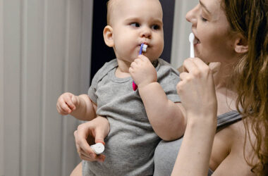 Moet je ook de eerste tandjes van je baby al poetsen?