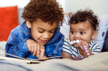 Leren kinderen met een ouder broertje of zusje eerder praten?