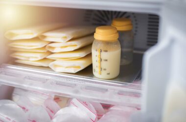 Borstvoeding: bewaren en opwarmen van moedermelk