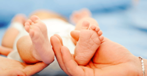 Alle pasgeboren baby’s worden standaard getest op zeldzame aandoeningen.