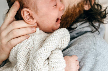 Je baby laten huilen of troosten?