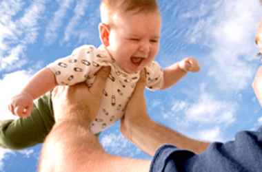 Je baby 12 – 19 weken: Vliegtuigje spelen