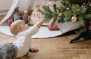 Kerstmis met je baby: glimmende ballen en lichtjesfun