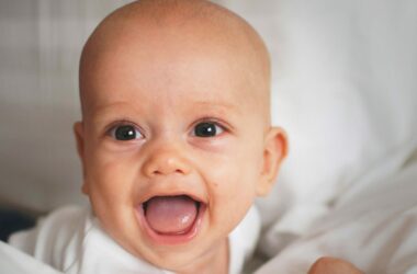 Hoe verloopt de spraak- en taalontwikkeling van je baby ongeveer?